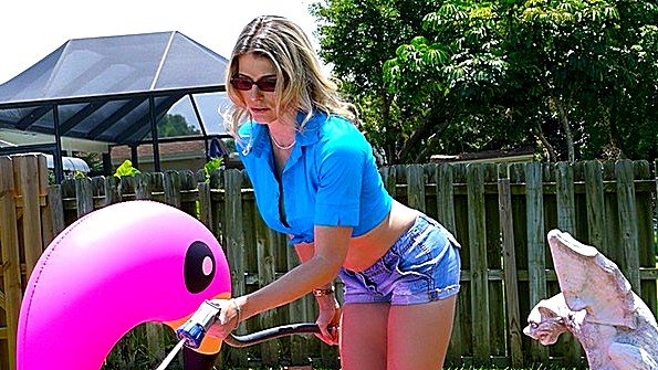 Сучка с большими сиськами мамаша инцест от 1-го лица (Cory Chase)