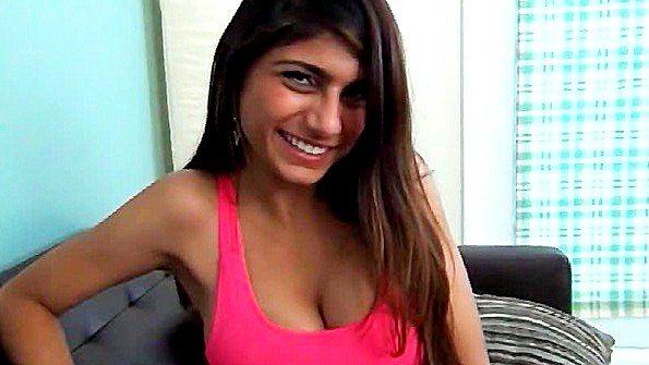 С крупными дойками телушка мусульманка на камеру (Mia Khalifa)