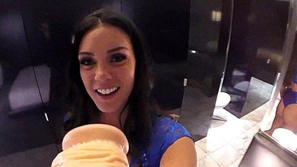 Сисястая брюнеточка мастурбирует манду с самотыком (Alison Tyler)
