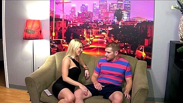 Блондиночка милфа молоденькая порево втроем (Alex Adams, Ashley Fires, Riley Reyes)